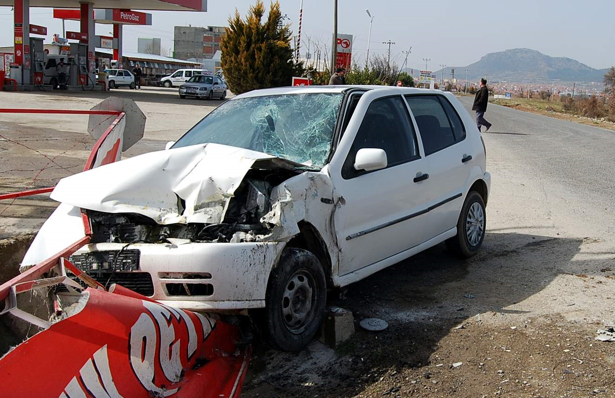 Eşme\'de Trafik Kazası 4 Yaralı