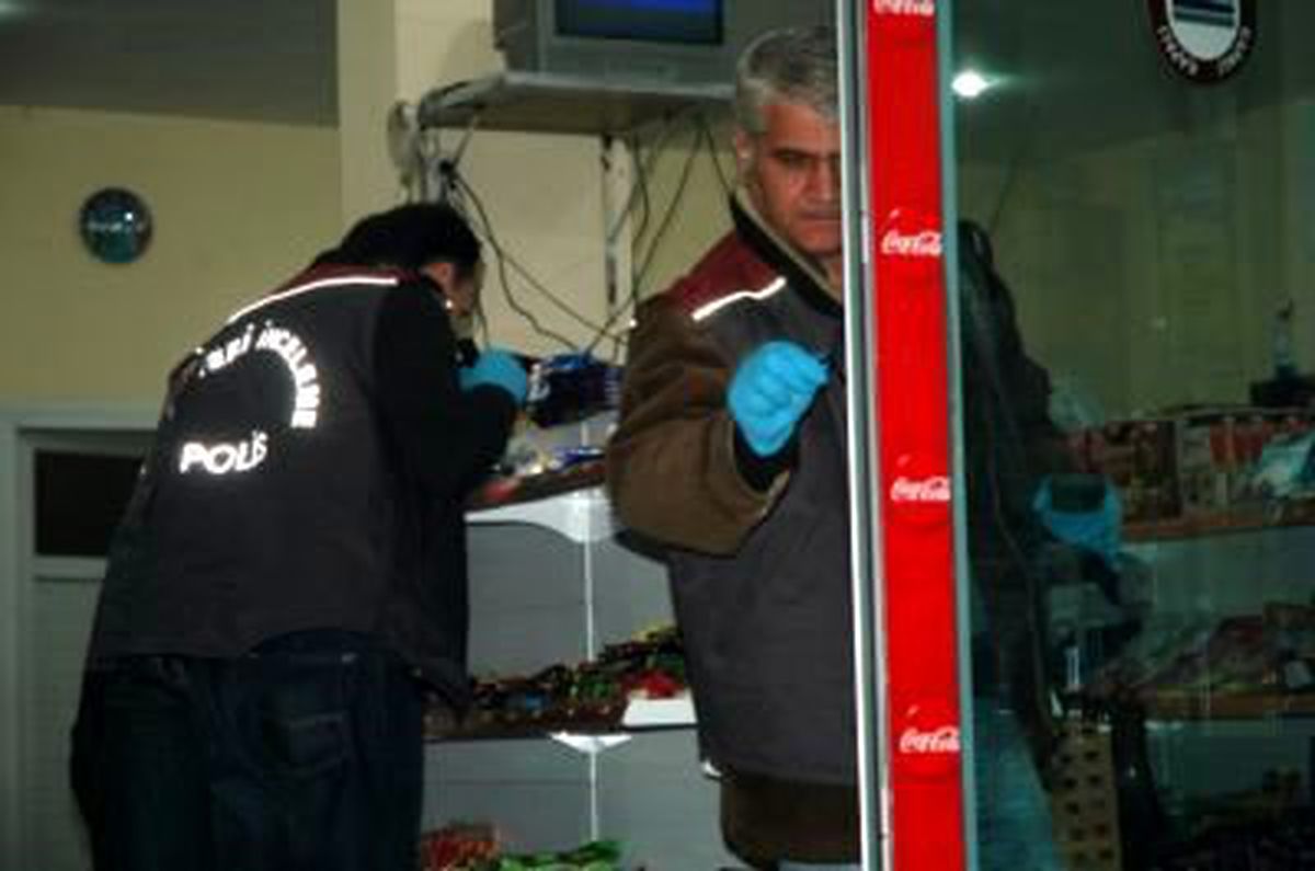 Hırsızlar Çırakları Etkisiz Hale Getirerek Kasadaki Paraları Aldı