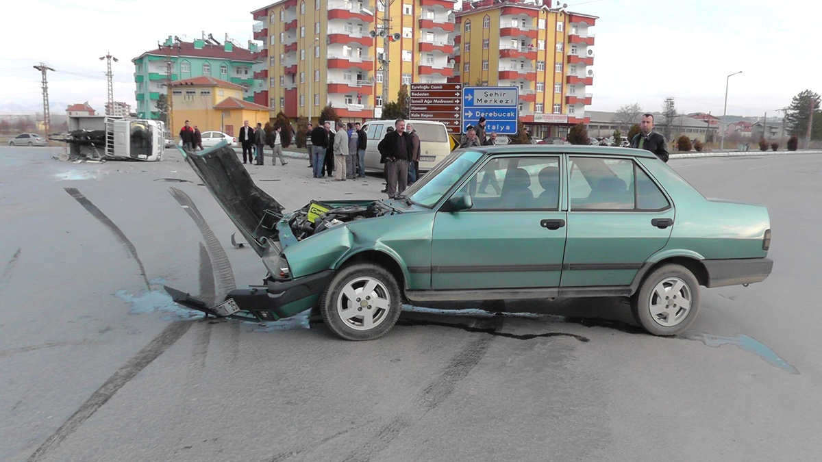 Kamyonet Otomobille Çarpıştı 4 Kişi Yaralandı