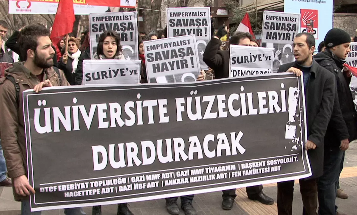 Öğrenciler Füze Kalkanını Protesto Etti