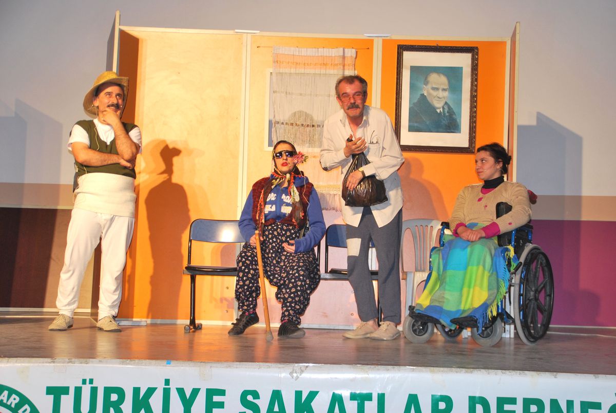 Sakatlar Derneği "Geçmişten Geleceğe" Adlı Oyunu Sahneledi