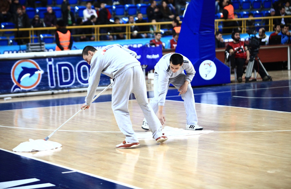 Spor Salonunun Çatısı Aktı, Maç Bir Süre Durdu