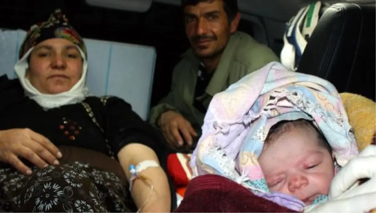Üçüncü Çocuğunu Ambulansta Doğurdu