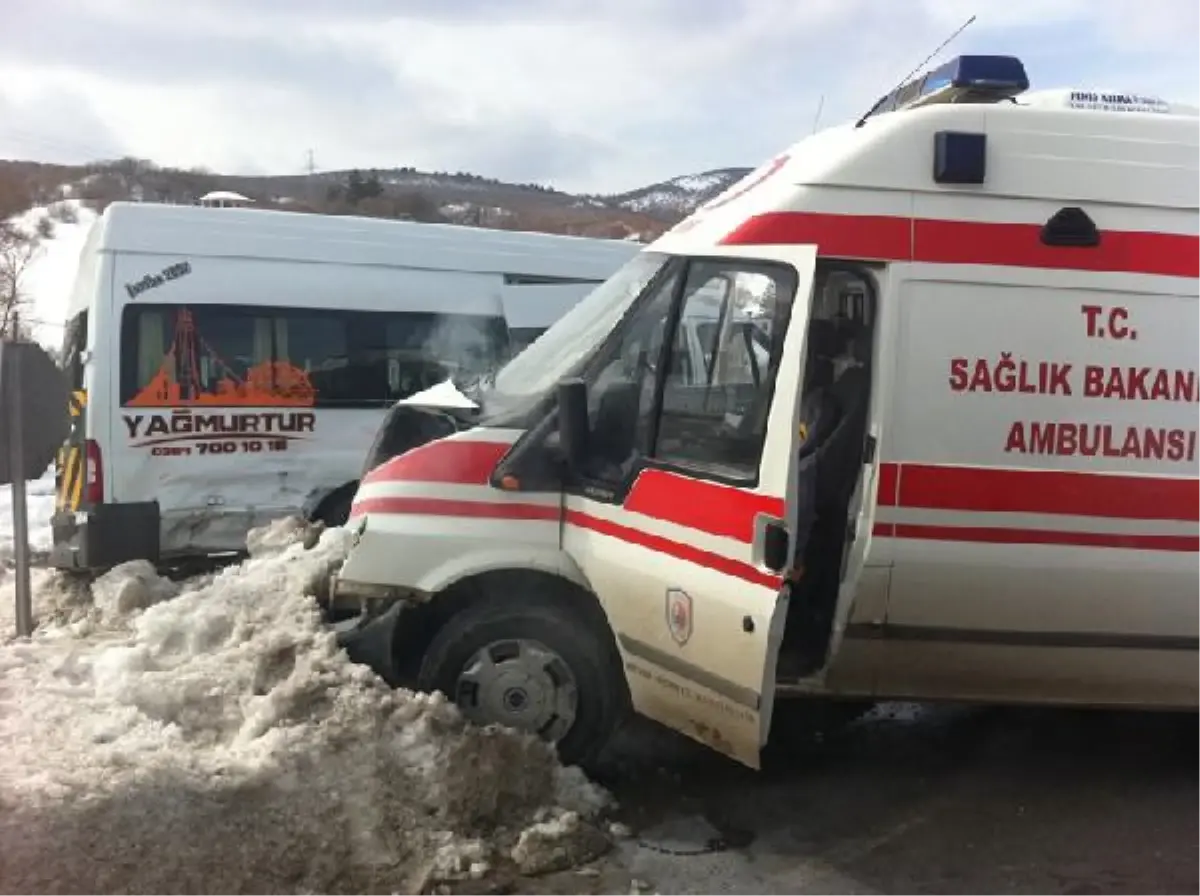 Ambulans Minibüse Çarptı: 3 Yaralı