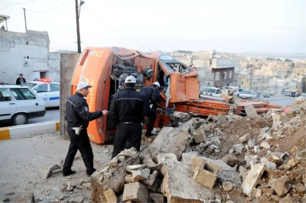 İş Makinesi Yola Düştü; Operatör Yaralandı