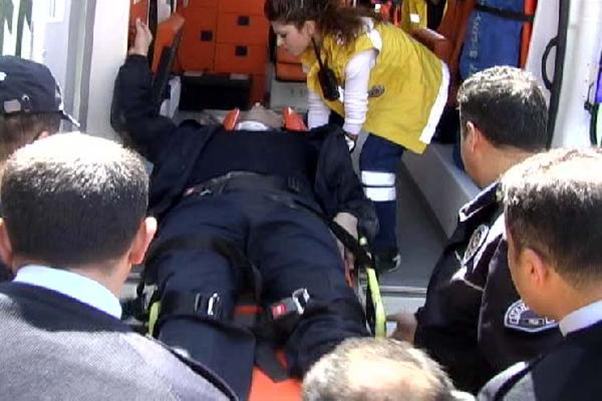 Motosikletli Genç, \'Dur\' Diyen Polise Çarptı