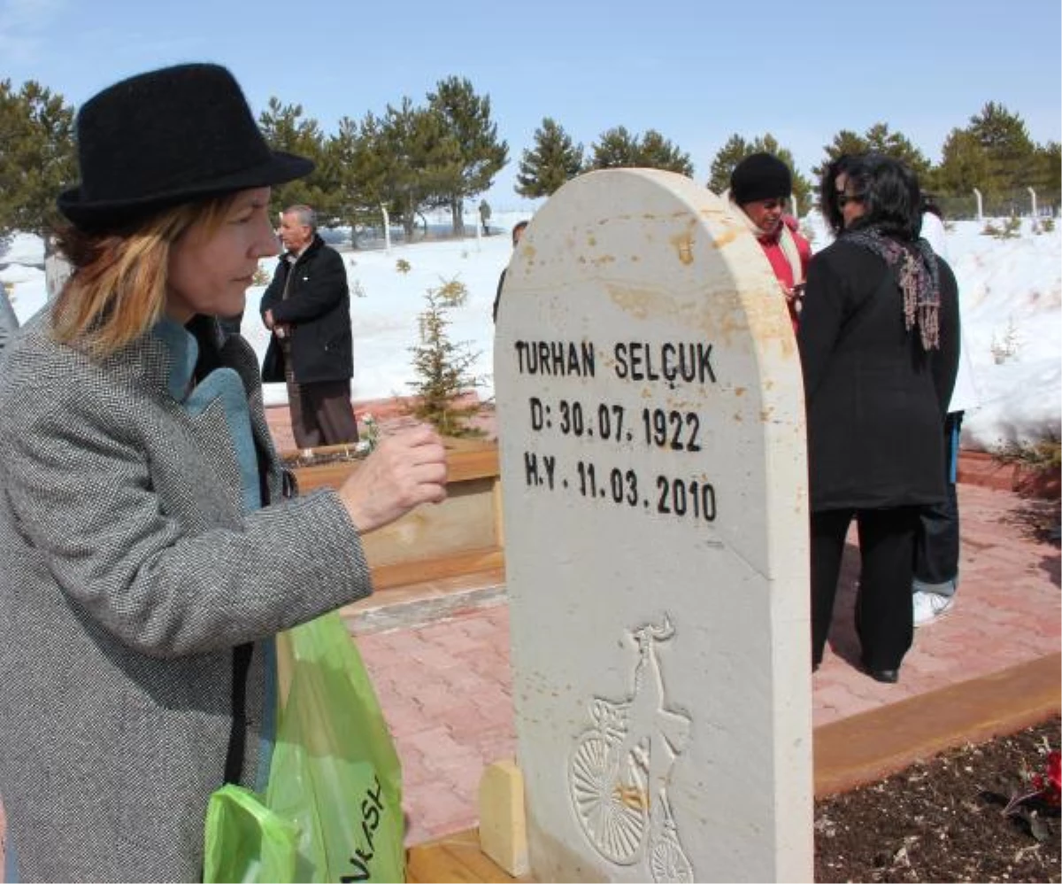 Turhan Selçuk,ölümünün 2\'nci Yıldönümünde Mezarı Başında Anıldı