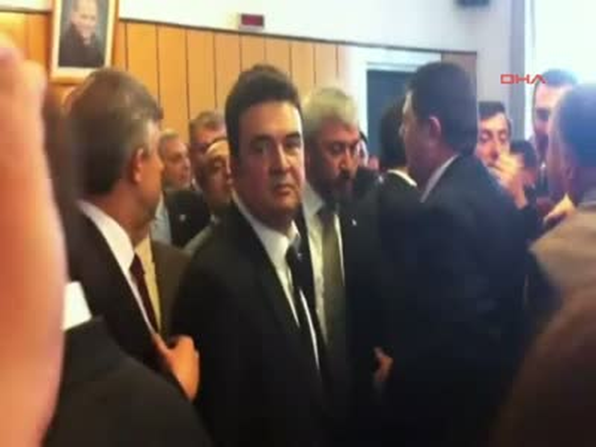 CHP\'li Milletvekili Komisyon\'da Çıkan Kavgayı Görüntüledi