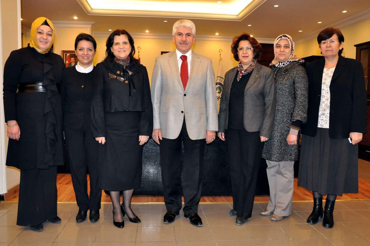 AK Parti Eskişehir İl Kadın Kolları Üyeleri Odunpazarı Belediye Başkanı Burhan Sakalı\'yı Ziyaret...
