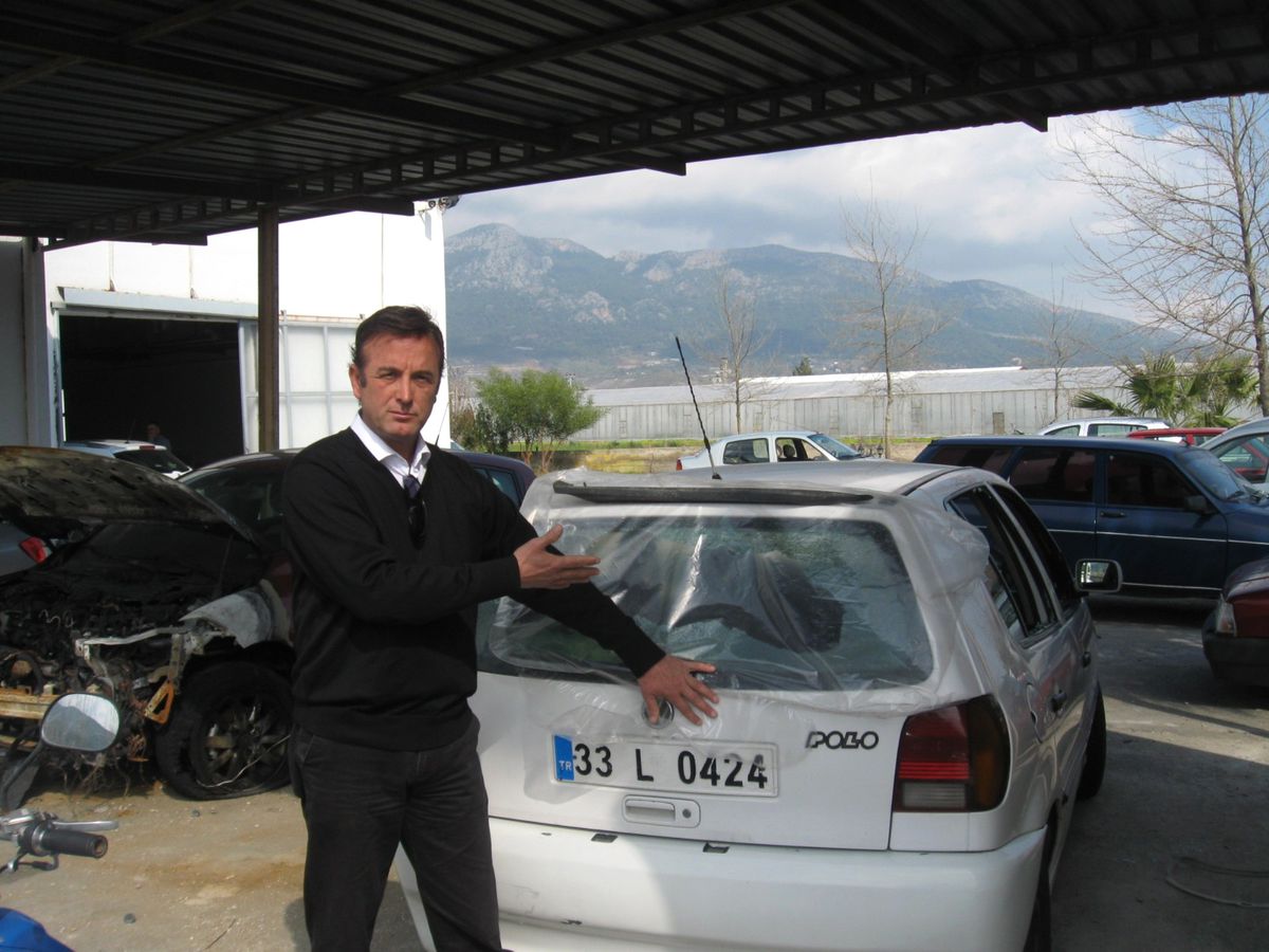 Anamur\'da Banka Müdürünün Aracı Kurşunlandı