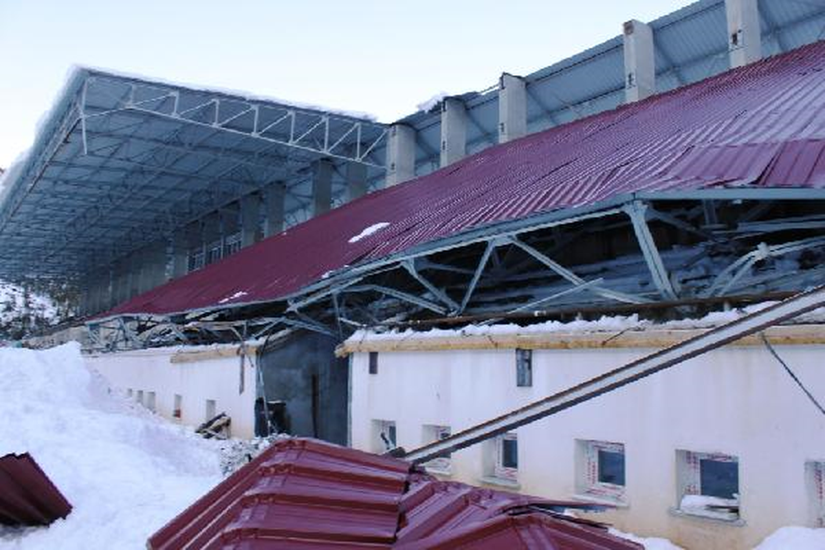 Artvin\'de Stadın Tribün Çatısı Çöktü