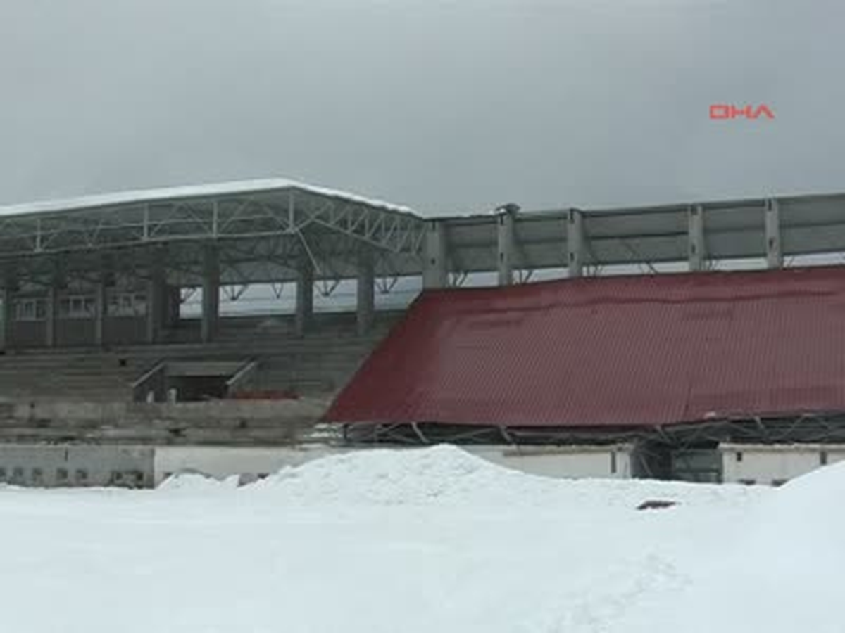 İnşaat Halindeki Stadın Tribün Çatısı Çöktü