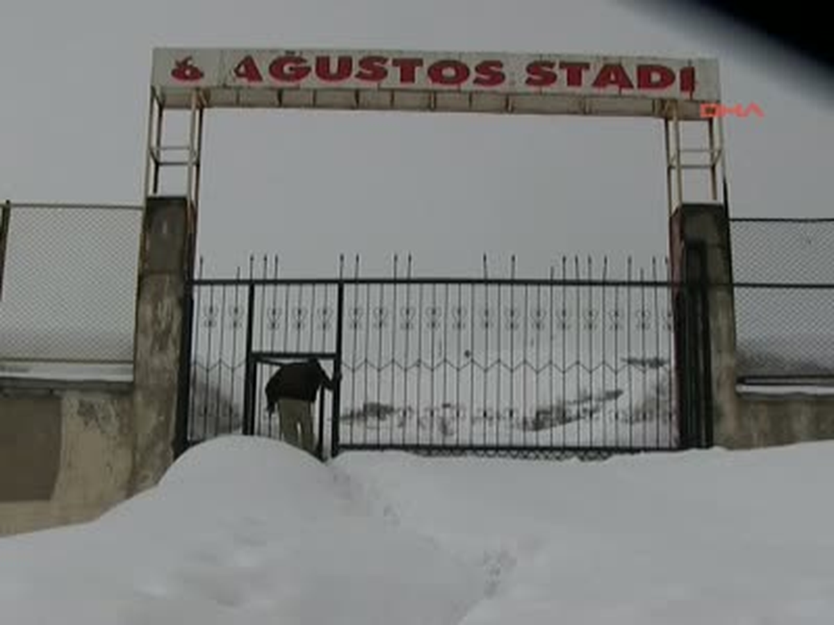 Aşırı Kardan Dolayı Tribün Çatısı Çöktü 3 Kişi Yaralandı