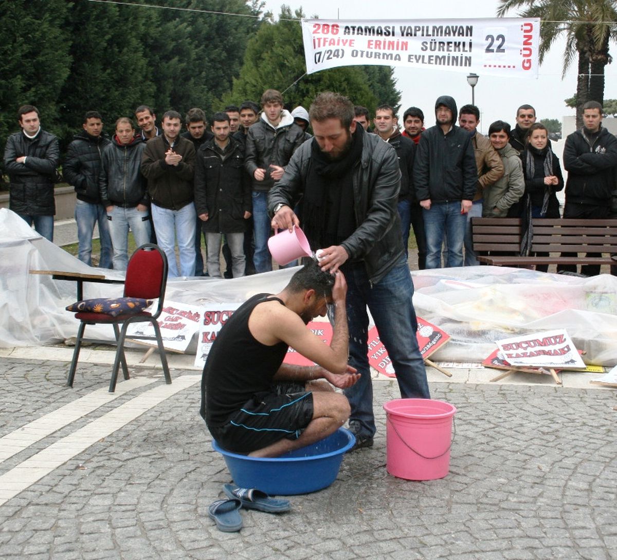 Atanamayan İtfaiye Erlerinden İnginç Protesto