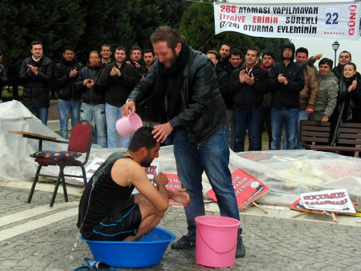 Atanamayan İtfaiyecilerden Tiyatrolu Tepki
