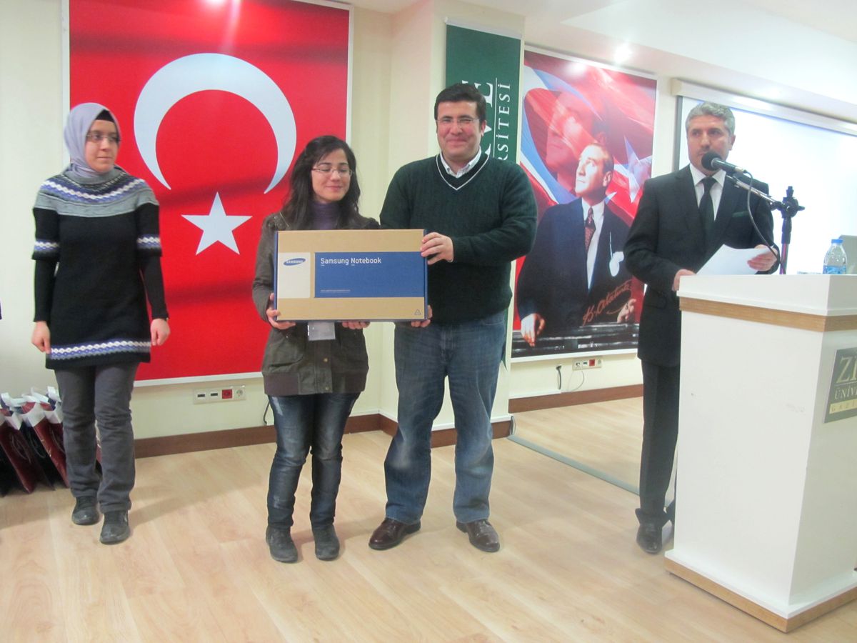 Başarılı Öğrencilere Dizüstü Bilgisayar Hediye Edildi