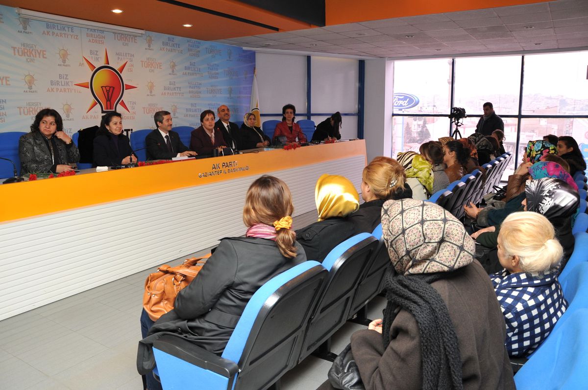 Başkan Tahmazoğlu, AK Parti Kadın Kollarının Toplantısına Katıldı