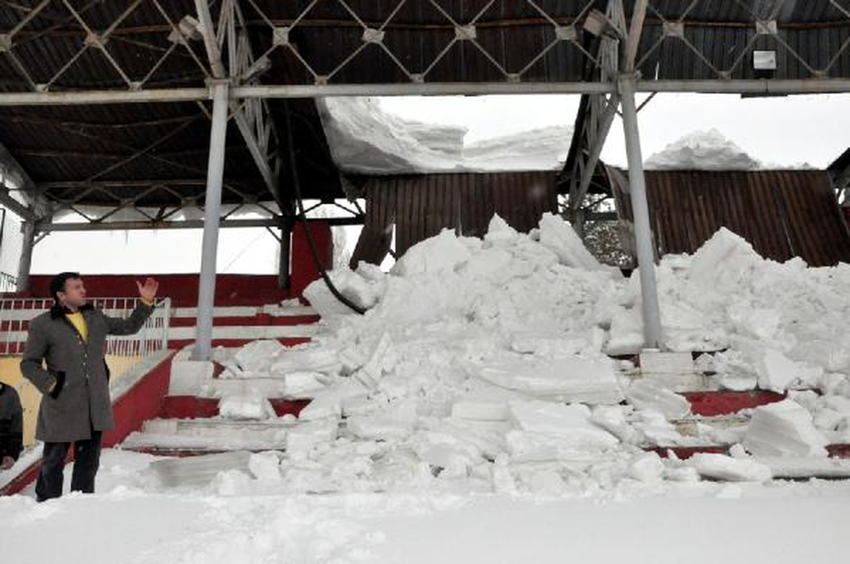 Bitlis\'te Aşırı Kardan Tribün Çatısı Çöktü: 3 Yaralı