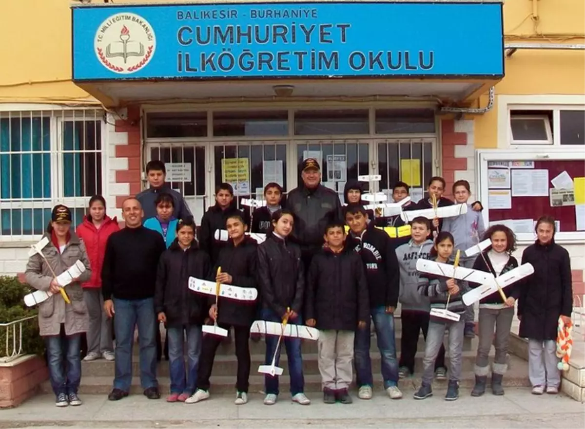 Burhaniye Cumhuriyet İlköğretim Okulu\'nda Model Uçak Kursu