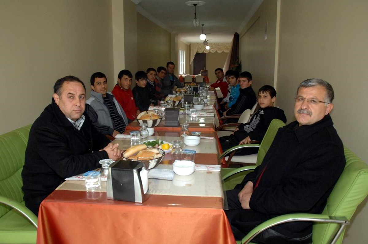 Ceyhan Belediyesporlu Güreşçilere Moral Yemeği
