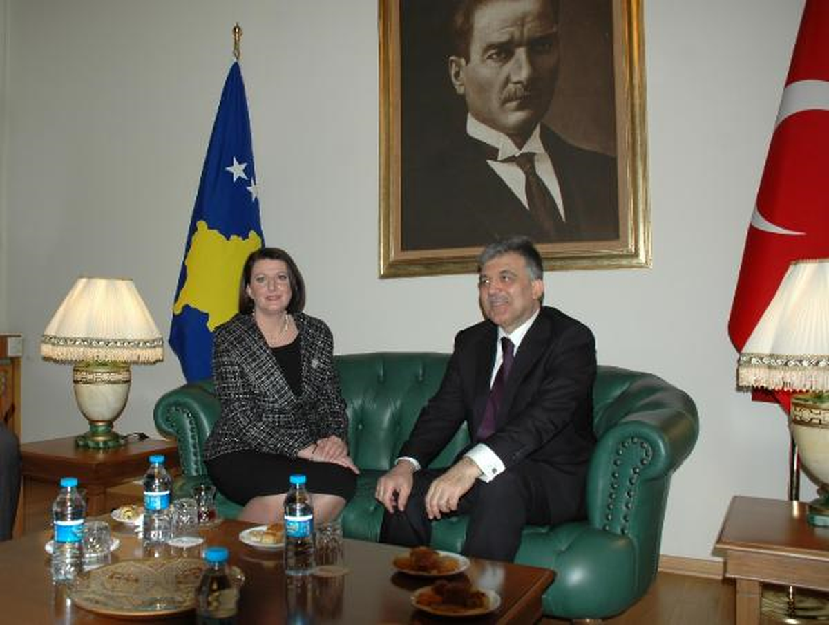 Cumhurbaşkanı Gül Atatürk Havalimanı\'nda Kosova Cumhubaşkanı ile Görüştü