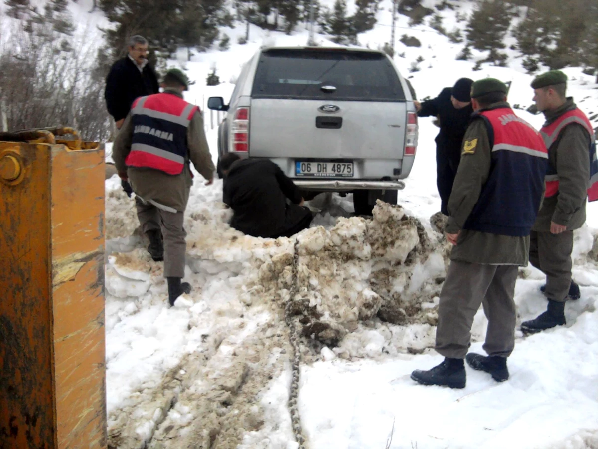 Dağda Mahsur Kalan TRT Ekibini Jandarma Kurtardı