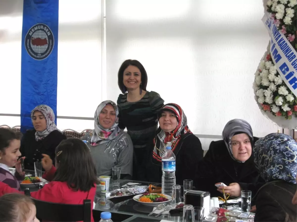 Edremit Öğretmenevi\'nde Anlamlı Kutlama