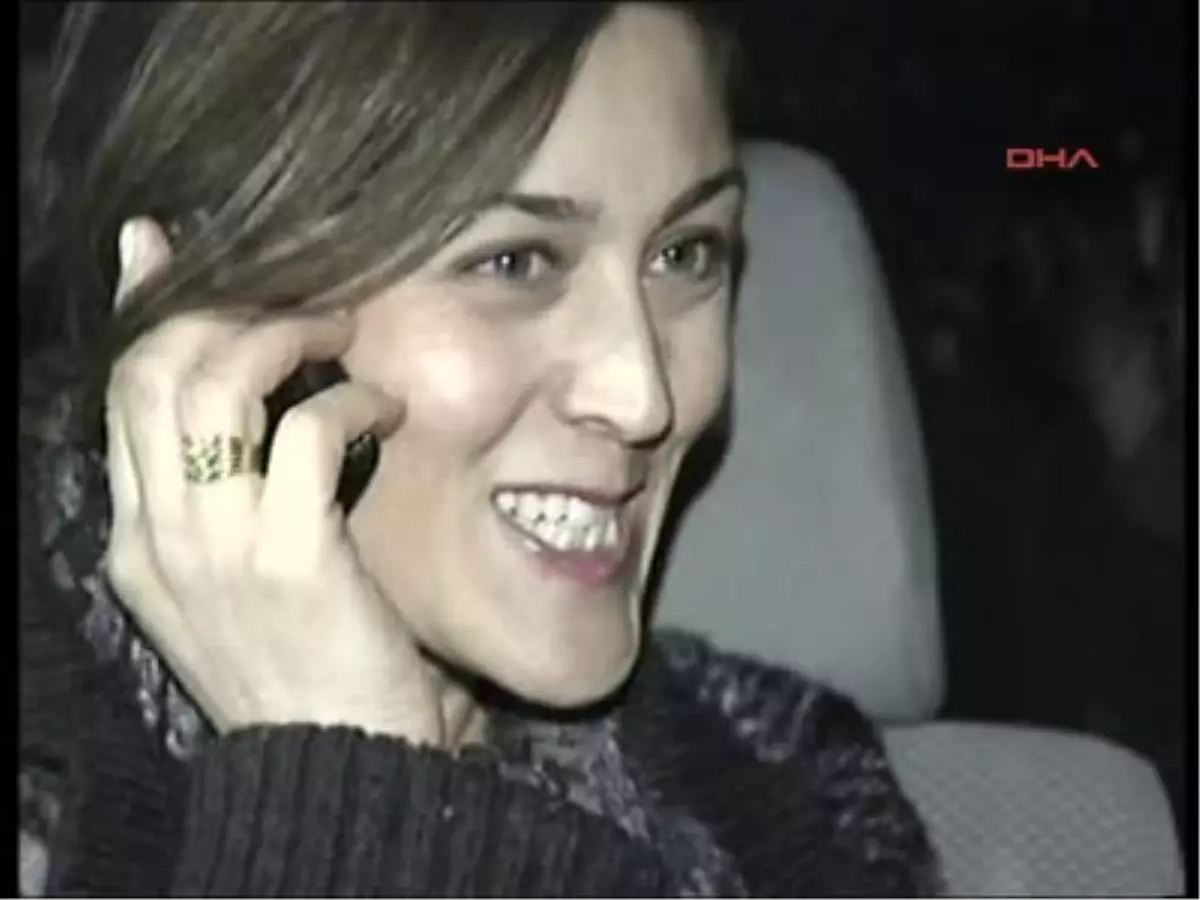 Vecide Şener, Eşi Nedim Şener'in Tahliye Edilmesini Bekledi