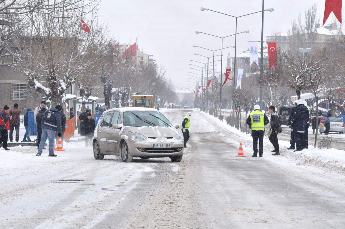 Erzurum\'da Kurtuluş Coşkusuna Kar Engeli