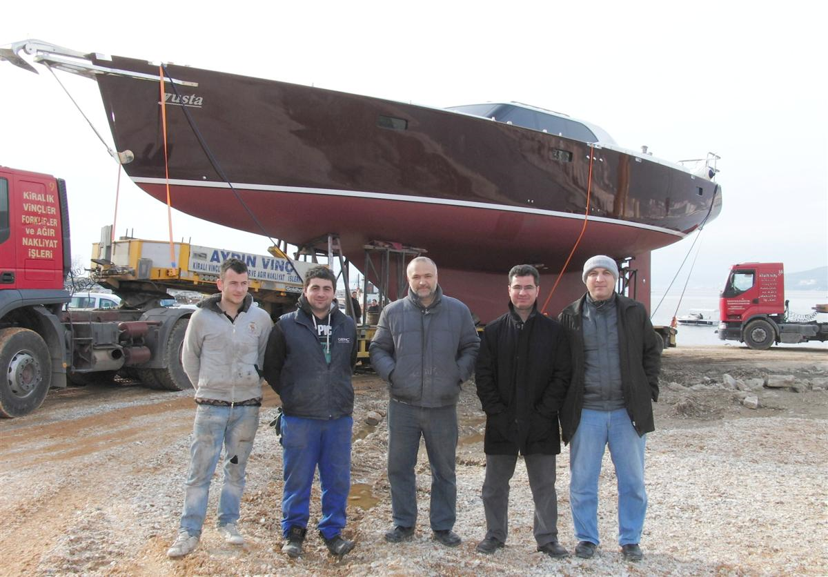 Gemlik\'te Yapılan Dev Yelkenli Denize İndirildi