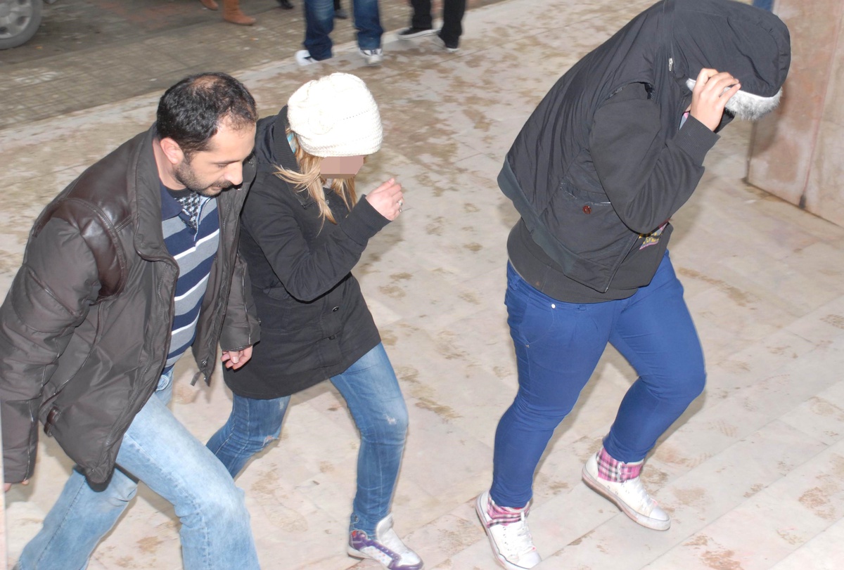 Gezmek İçin Kiraladıkları Araçlara Akaryakıt Almak İçin Hırsızlık Yaptılar