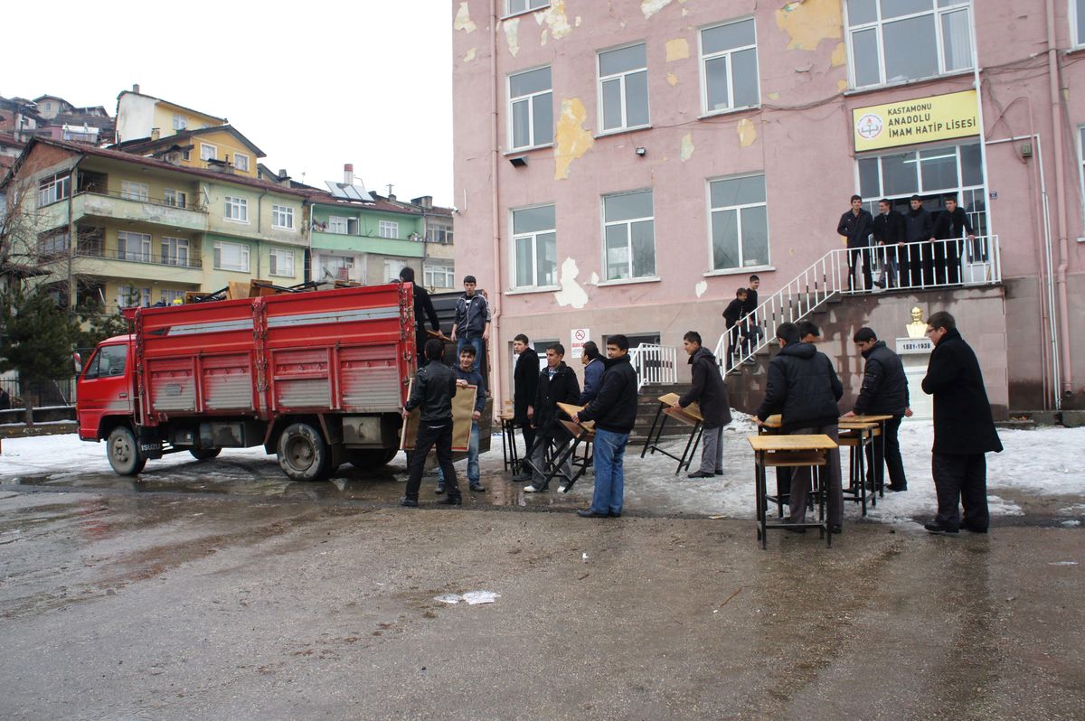 İmam Hatip Lisesi\'nin Tahliye İşlemleri Başladı