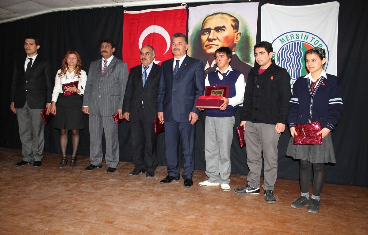 İşitme Engelli Öğrenci İşaret Diliyle İstiklal Marşı'nı Okudu