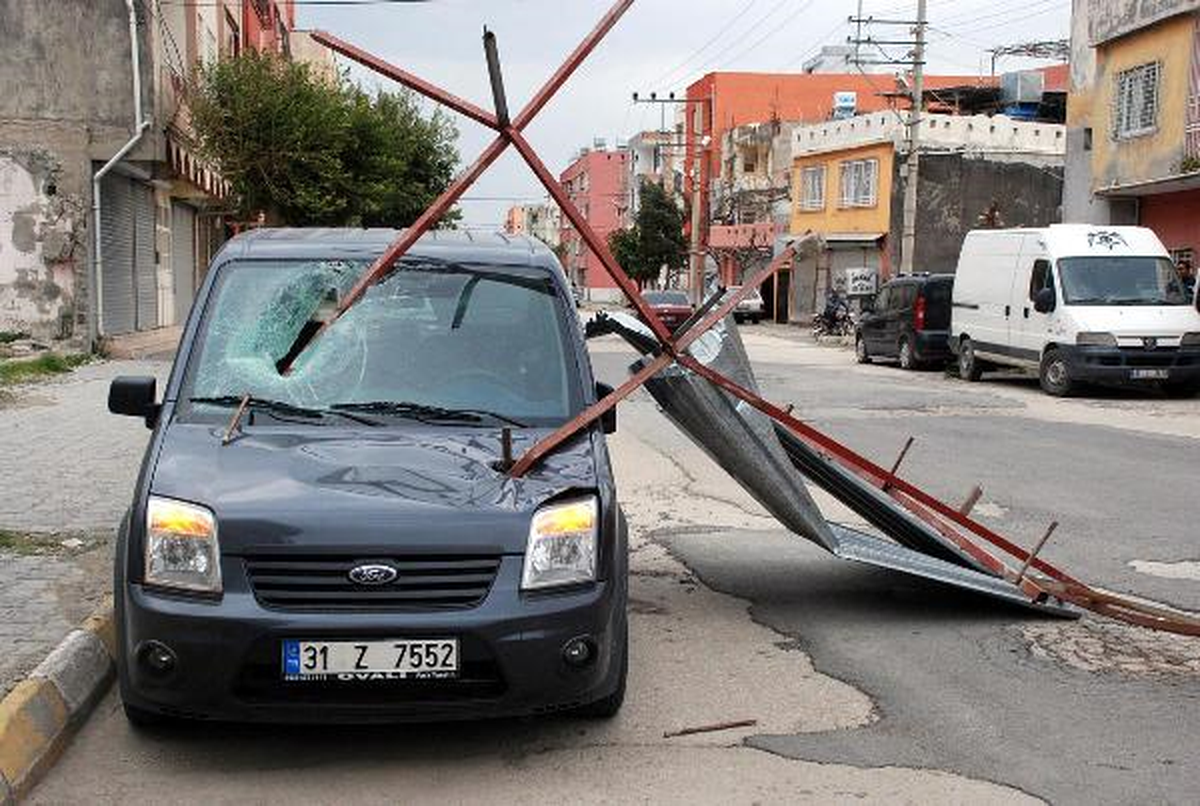 İskenderun\'da Fırtına Çatıları Uçurdu
