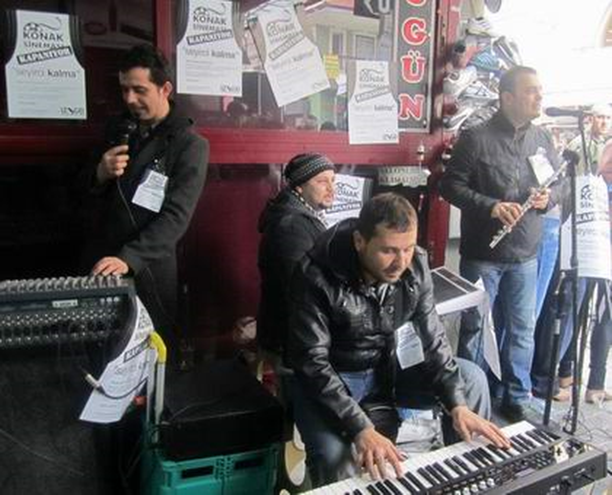 İzmirli Müzisyenler Konak Sineması İçin Çaldı