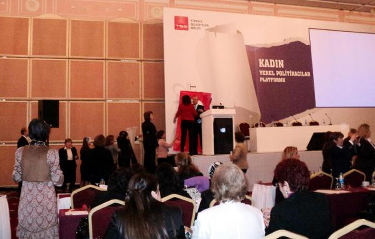 Kadınlar, Bayrak ve Atatürk Posteri Olmayınca Kürsüyü İşgal Etti