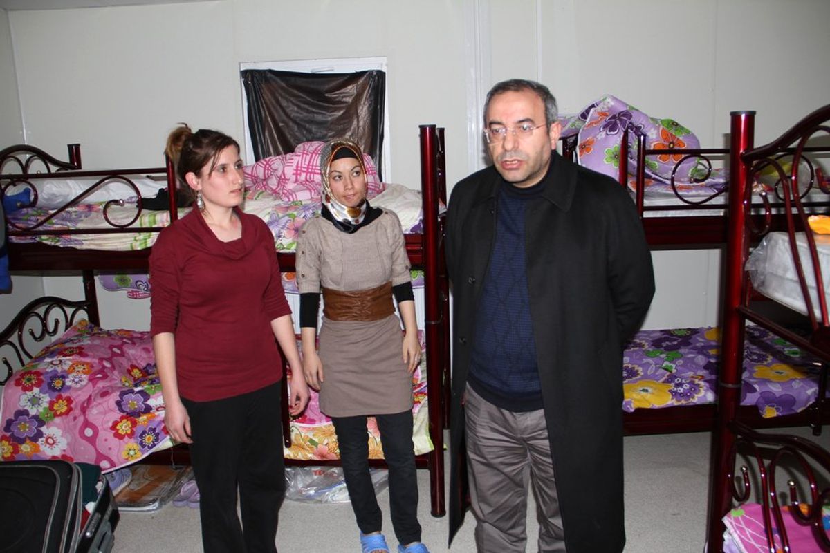 Kız Öğrenciler Rektör Konutunda