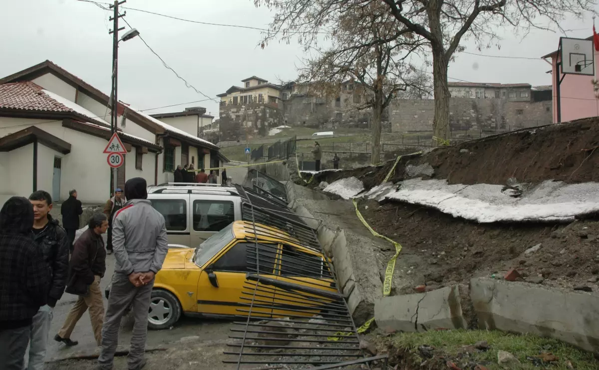 İlköğretim Okulunun Duvarı Çöktü