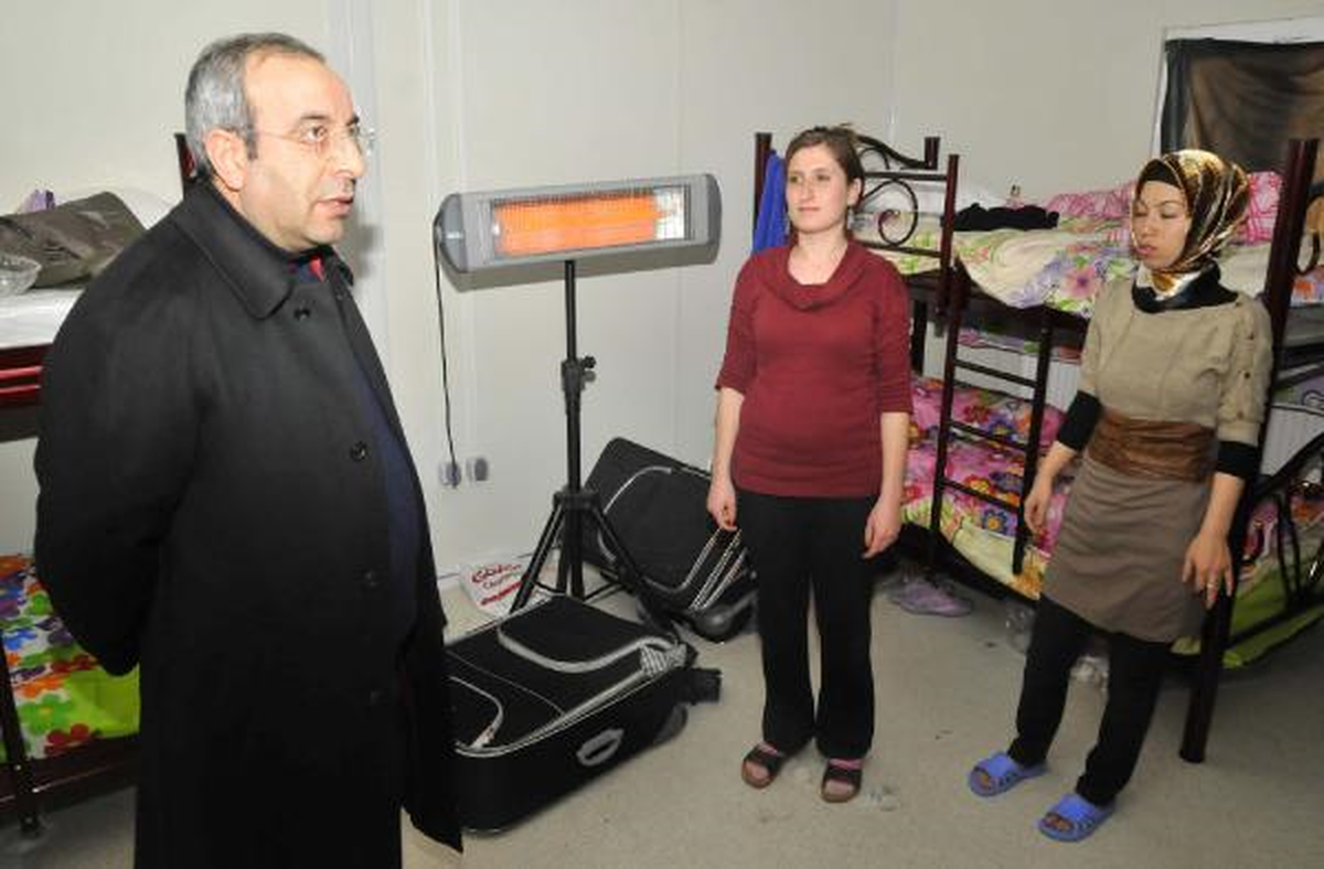 Rektör Prefabrik Konutunu Kız Öğrencilere Verdi