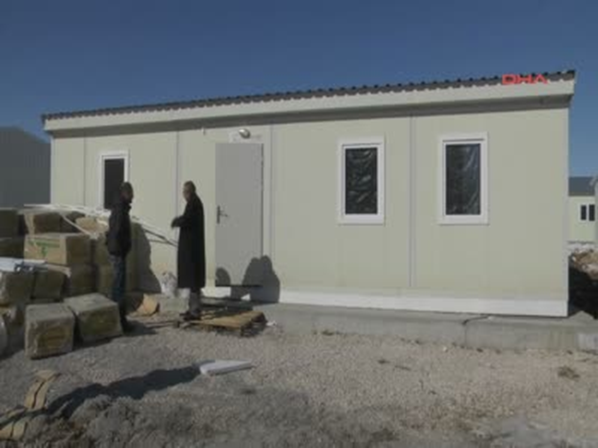 Rektör Prefabrik Konutunu Kız Öğrencilere Verdi