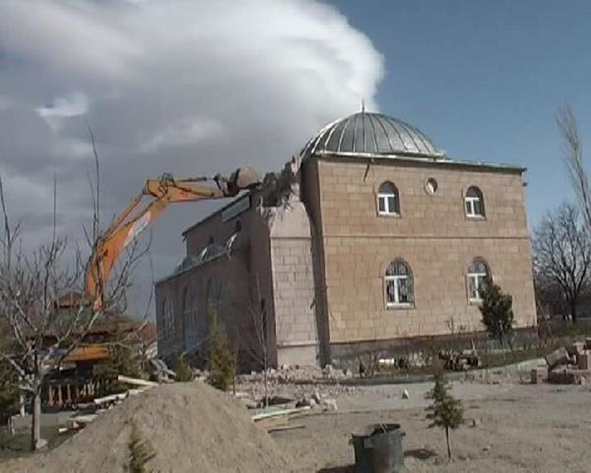 Şiddetli Rüzgar Cami Minaresini Yıktı