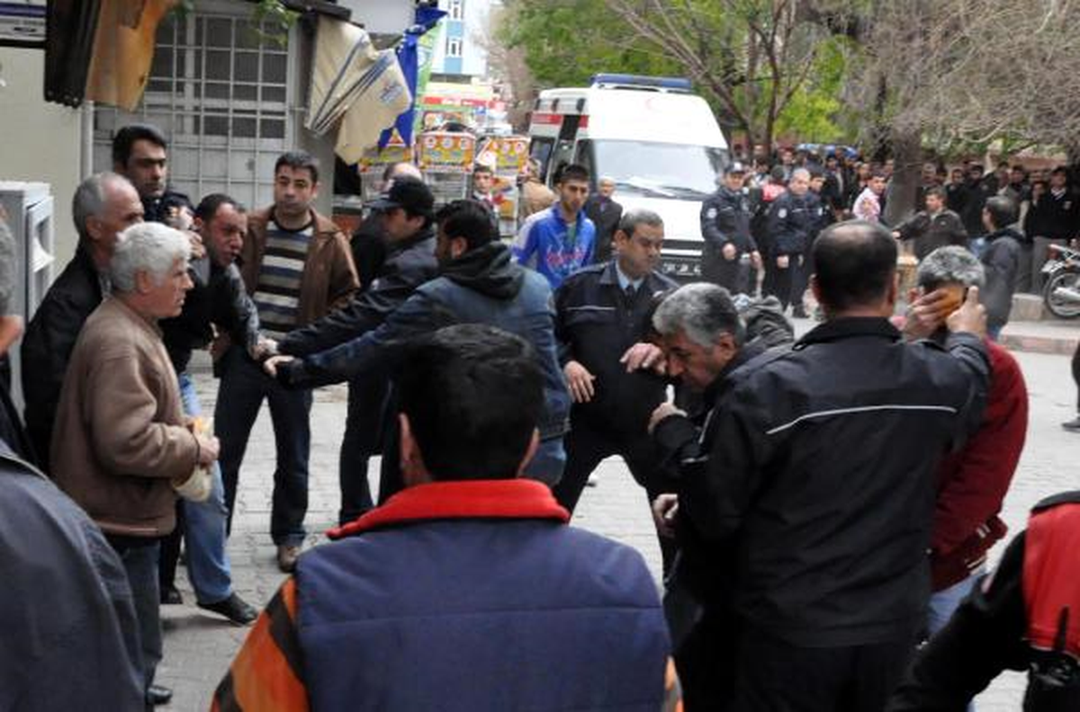 Silahla Yaralama Duruşmasından Çıkıp Silahlı Kavga Ettiler: 3 Yaralı