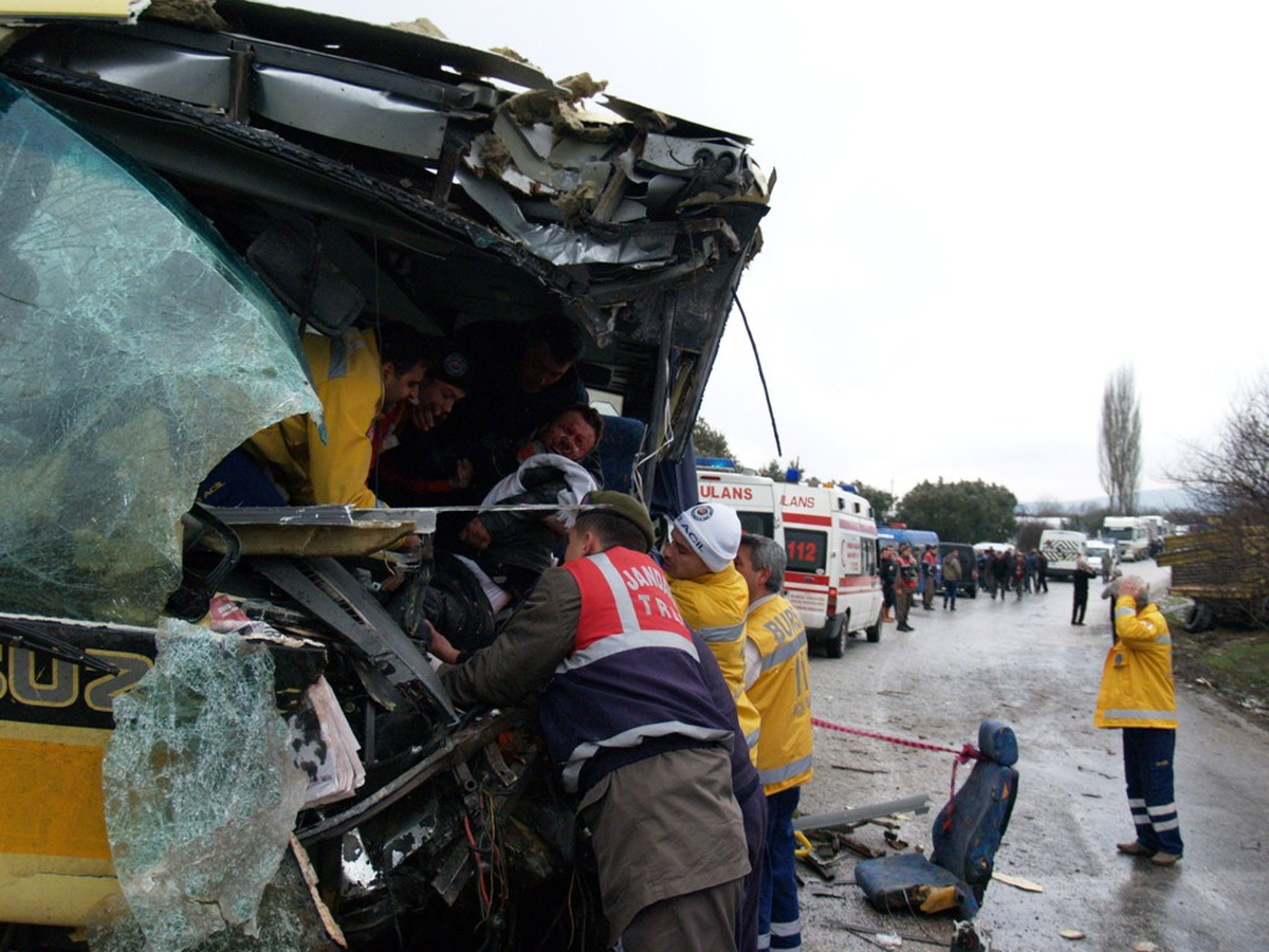 TIR Okul Servisini Biçti: 1 Ölü