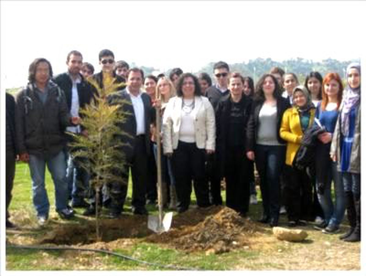 Üniversiteli Bayanlar Günlerini Fidan Dikerek Kutladı