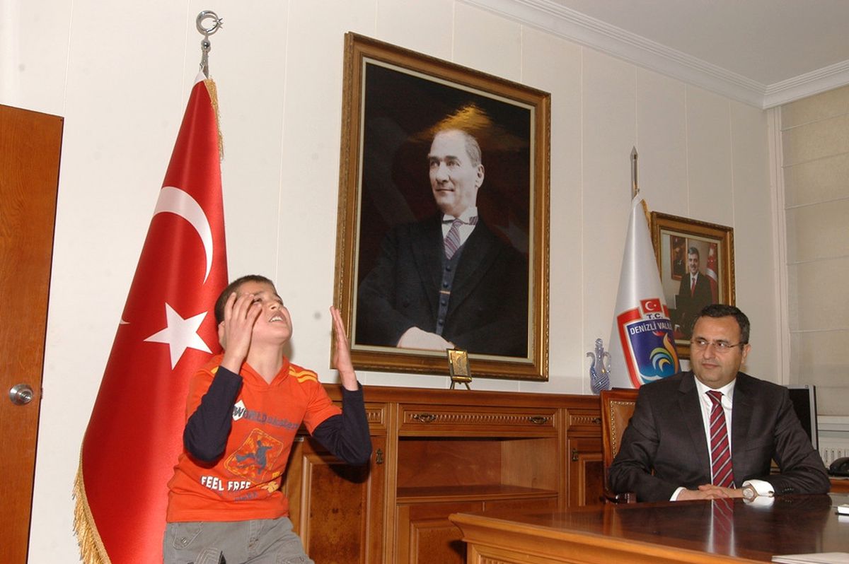 Vali Demir\'den Çocuklara Ödül