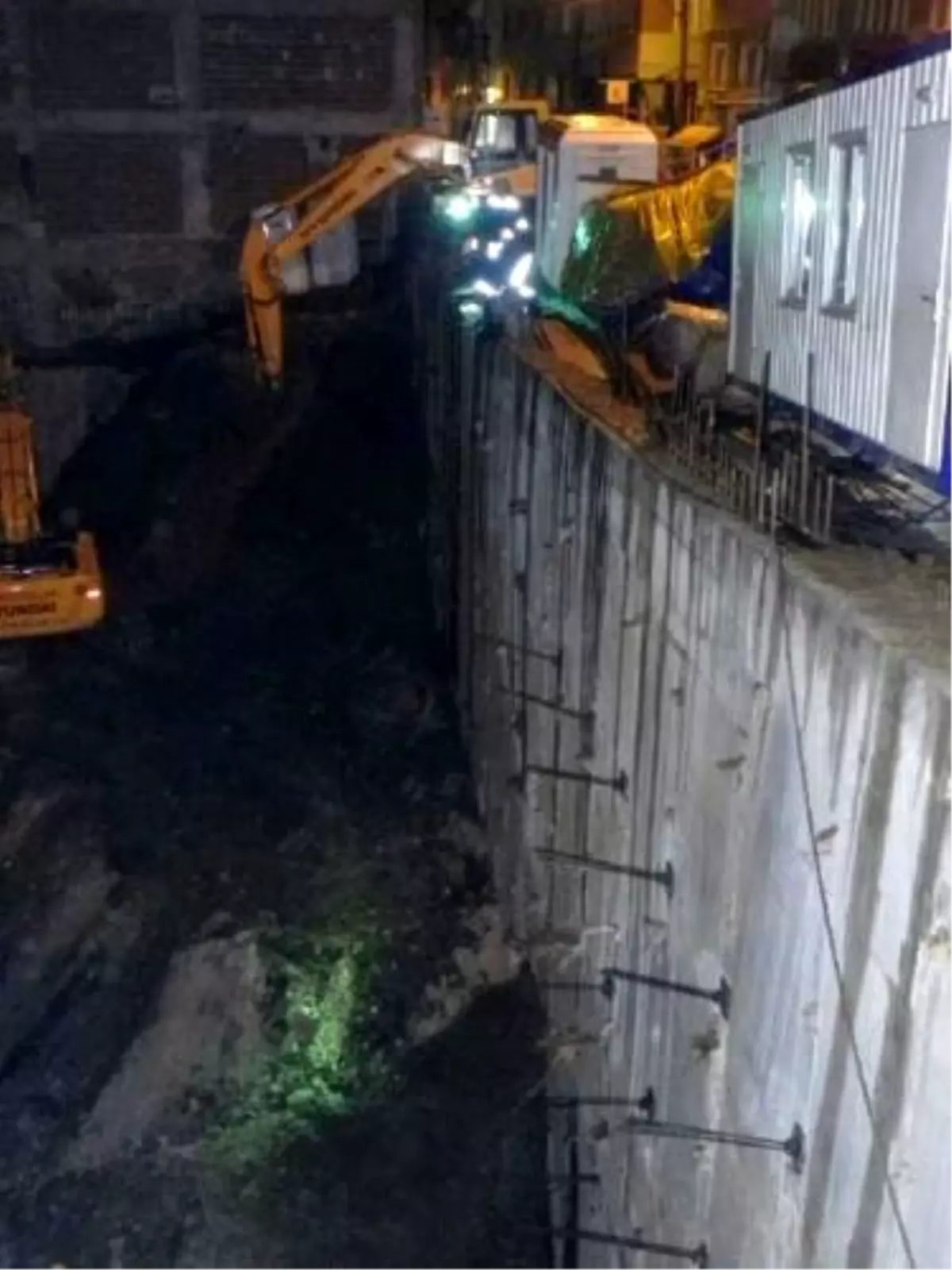 Yol Çöktü, Mahalleli Deprem Sandı