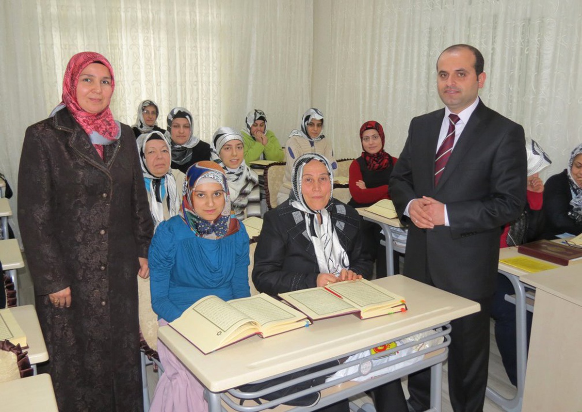62 Yaşında Hem Okuma-Yazmayı Hem de Kur\'an-I Öğrendi