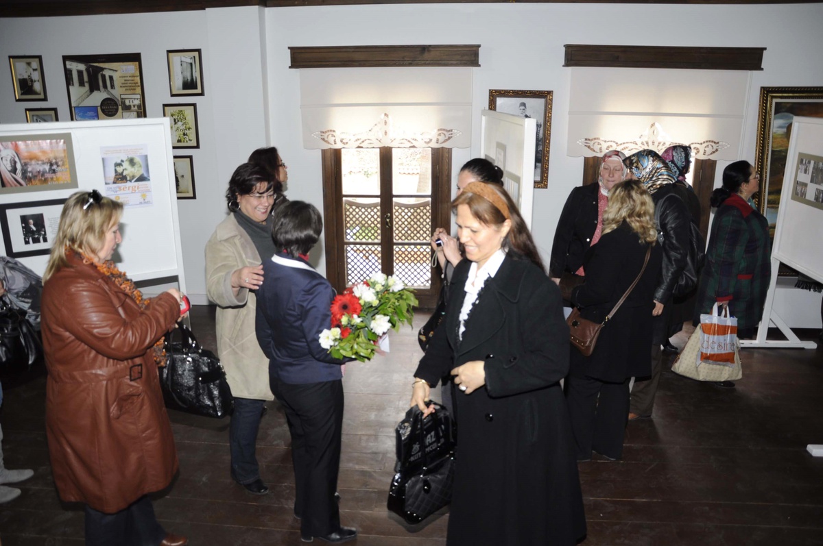 AK Parti\'li Kadınlardan "Atatürk ve Kadın" Sergisi