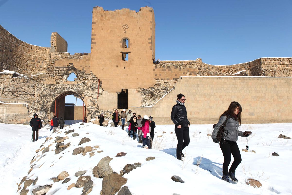 Ani Antik Kenti Yerli ve Yabancı Turistlerin Cazibe Merkezi Oldu