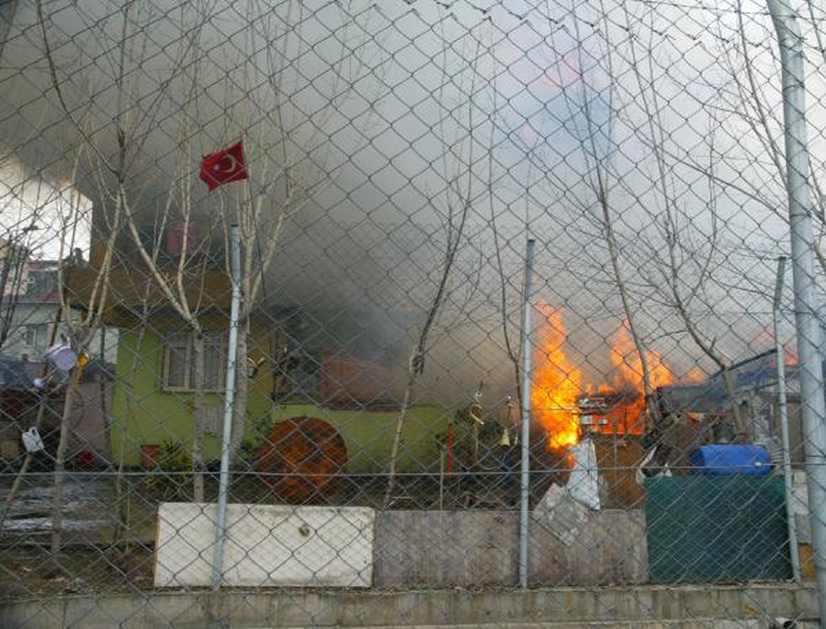Ataşehir\'de Yangın: 5 Gecekondu Kullanılamaz Hale Geldi
